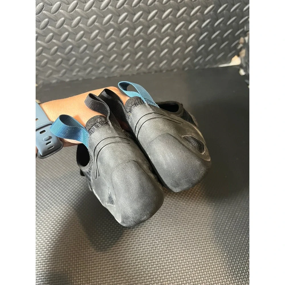 Black Diamond Momentum Climbing Shoes Mens 11 Black Blue Hook and Loop Straps